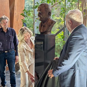 Inaugurato un busto nel...