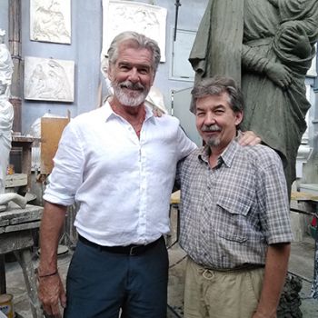 Pierce Brosnan visita il...