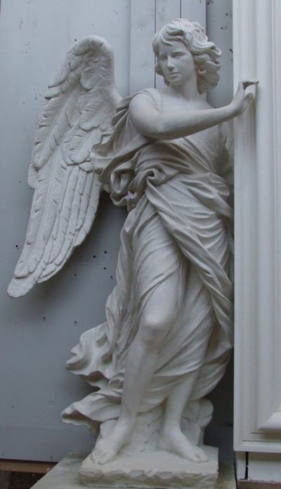 Angelo in gesso (h cm. 157), copia modellata in creta da originale di G. A. Mari (S. Maria del Popolo, Roma)