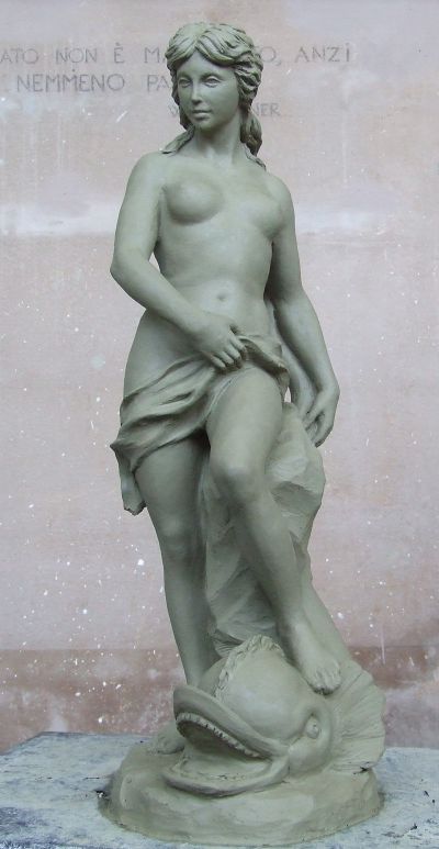 Gruppo con figura femminile e delfino, creta, 2016