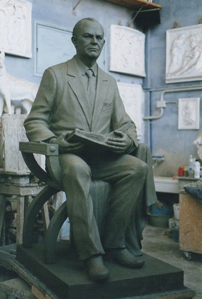 Josif Costantin Dragan, statua a ritratto, creta, 2005