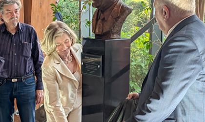 Inaugurato un busto nel Teatro Puccini a Torre del Lago (Lucca)