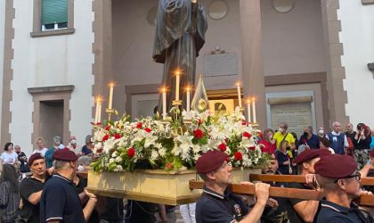 La statua di Santa Gemma in processione