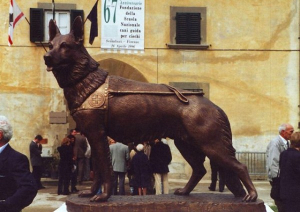 Pastore tedesco, Scandicci (Fi), bronzo, h 94 x 95 x 25, 1997
